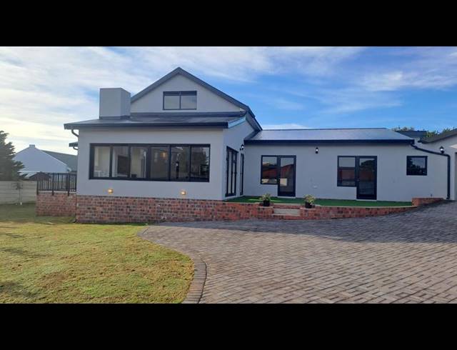 4 BEDROOM HOUSE FOR SALE IN STILBAAI-WES